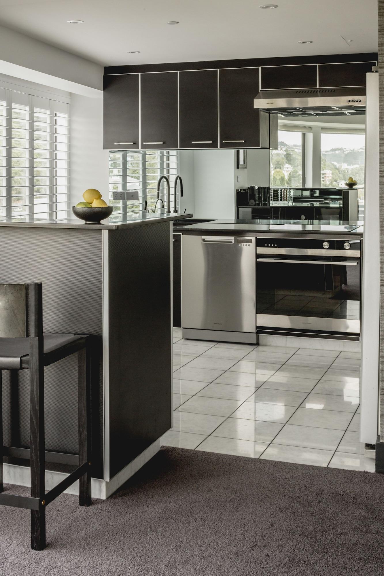 Bolton Hotel Wellington Exterior foto A kitchen with a granite floor