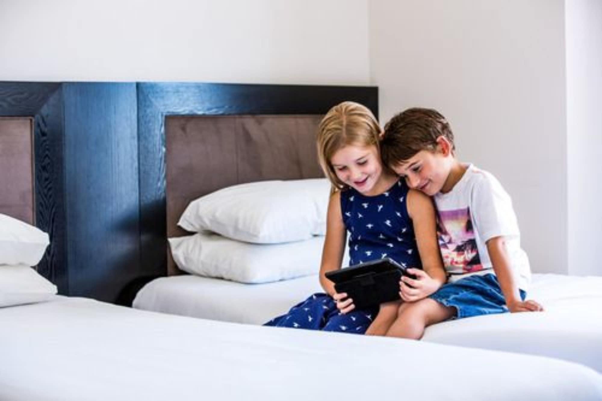 Bolton Hotel Wellington Exterior foto Children using a tablet