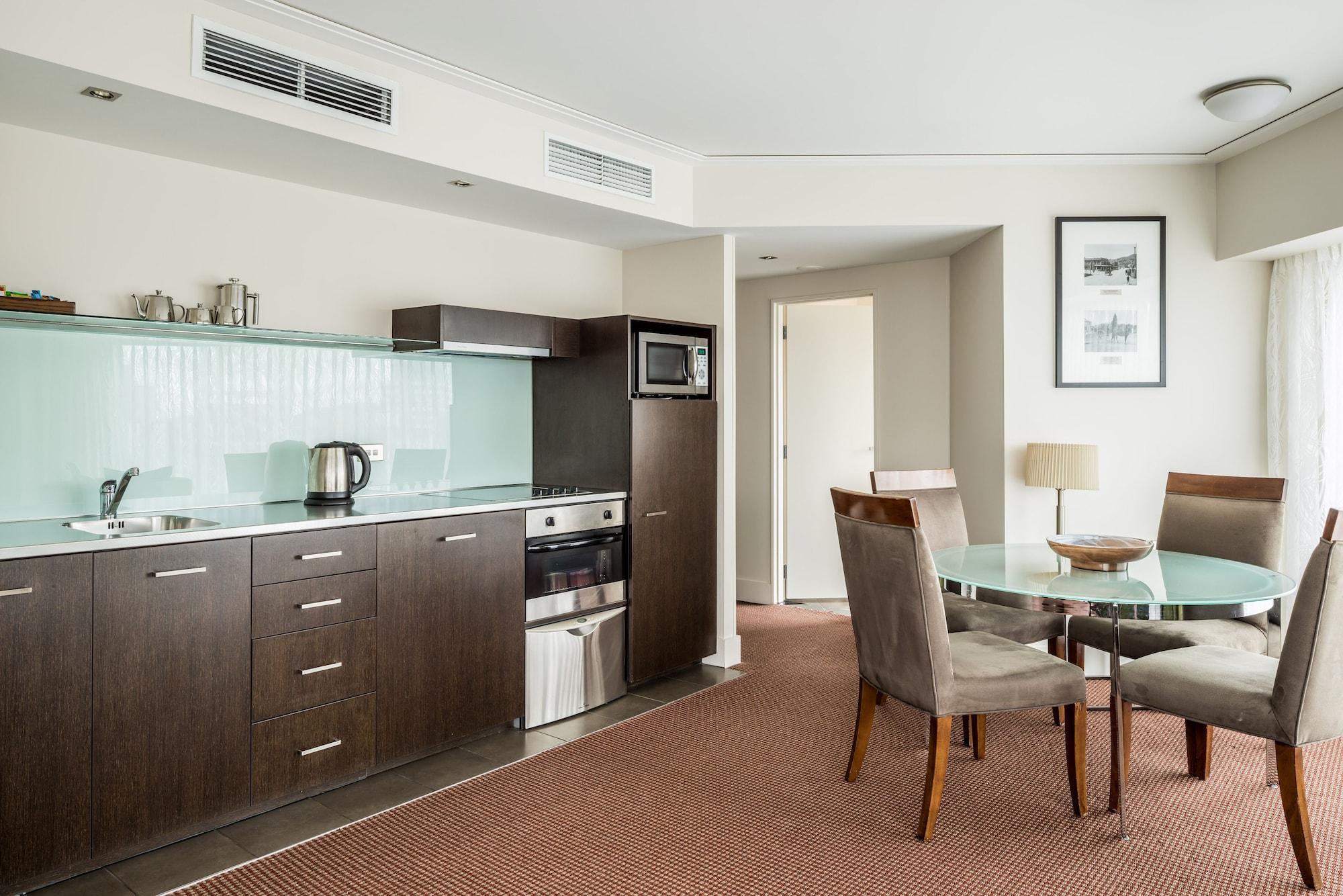 Bolton Hotel Wellington Exterior foto A kitchen in a serviced apartment