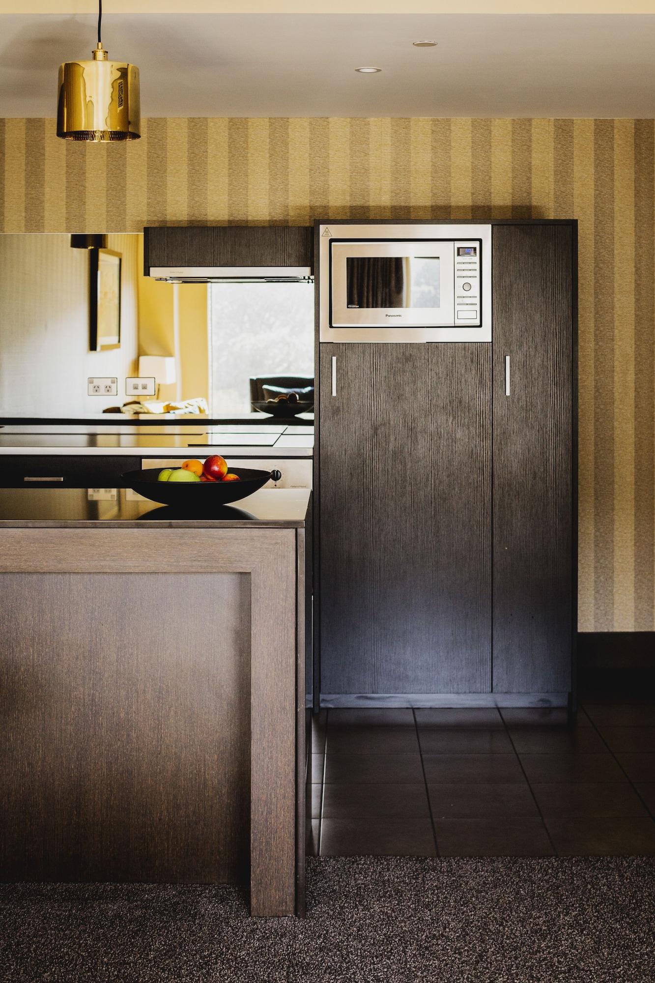 Bolton Hotel Wellington Exterior foto A kitchen with a refrigerator