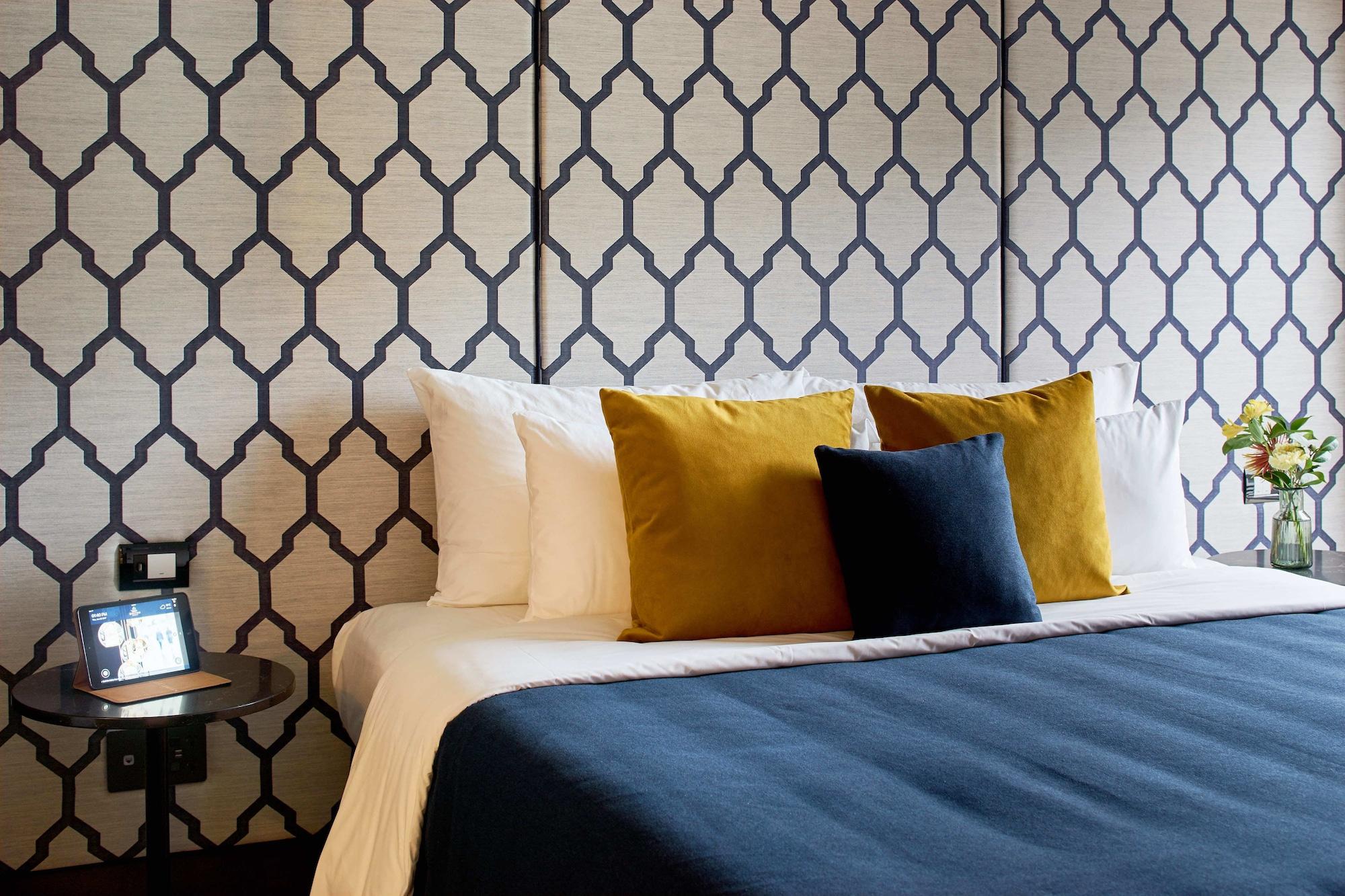 Bolton Hotel Wellington Exterior foto A bed with cushions