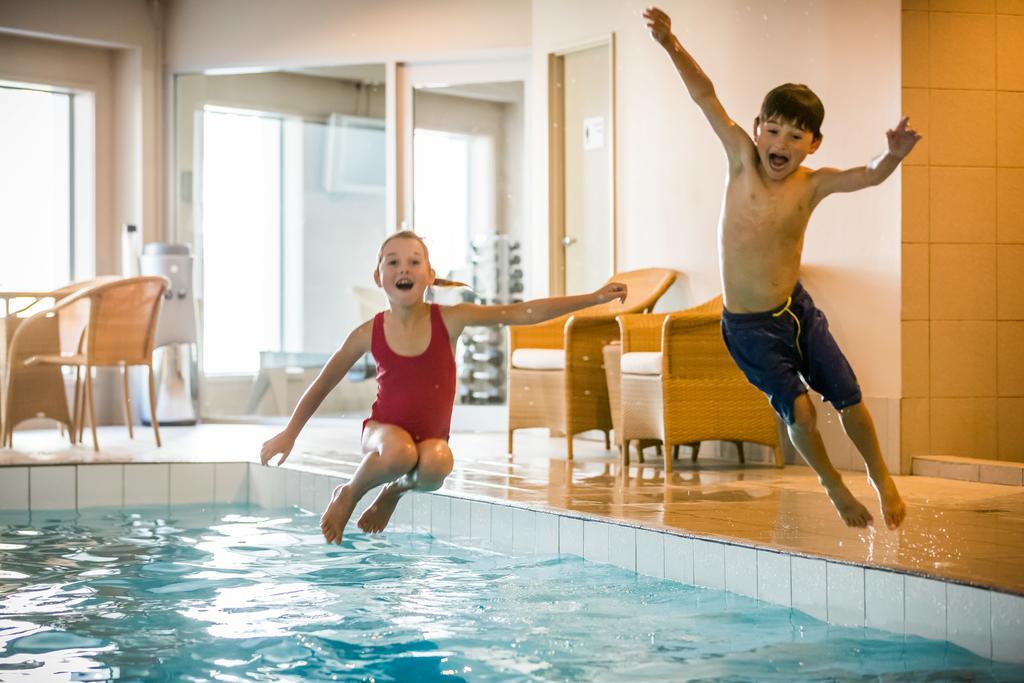 Bolton Hotel Wellington Exterior foto Children jumping into a swimming pool