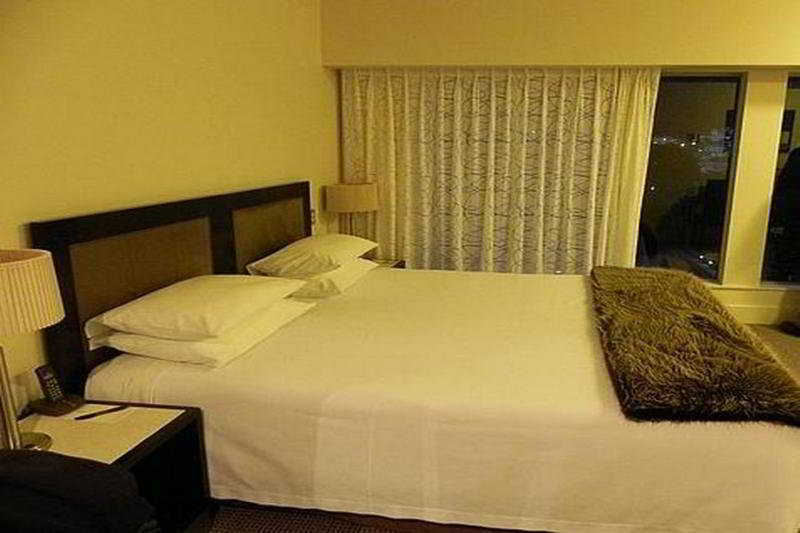 Bolton Hotel Wellington Exterior foto A bedroom at the hotel