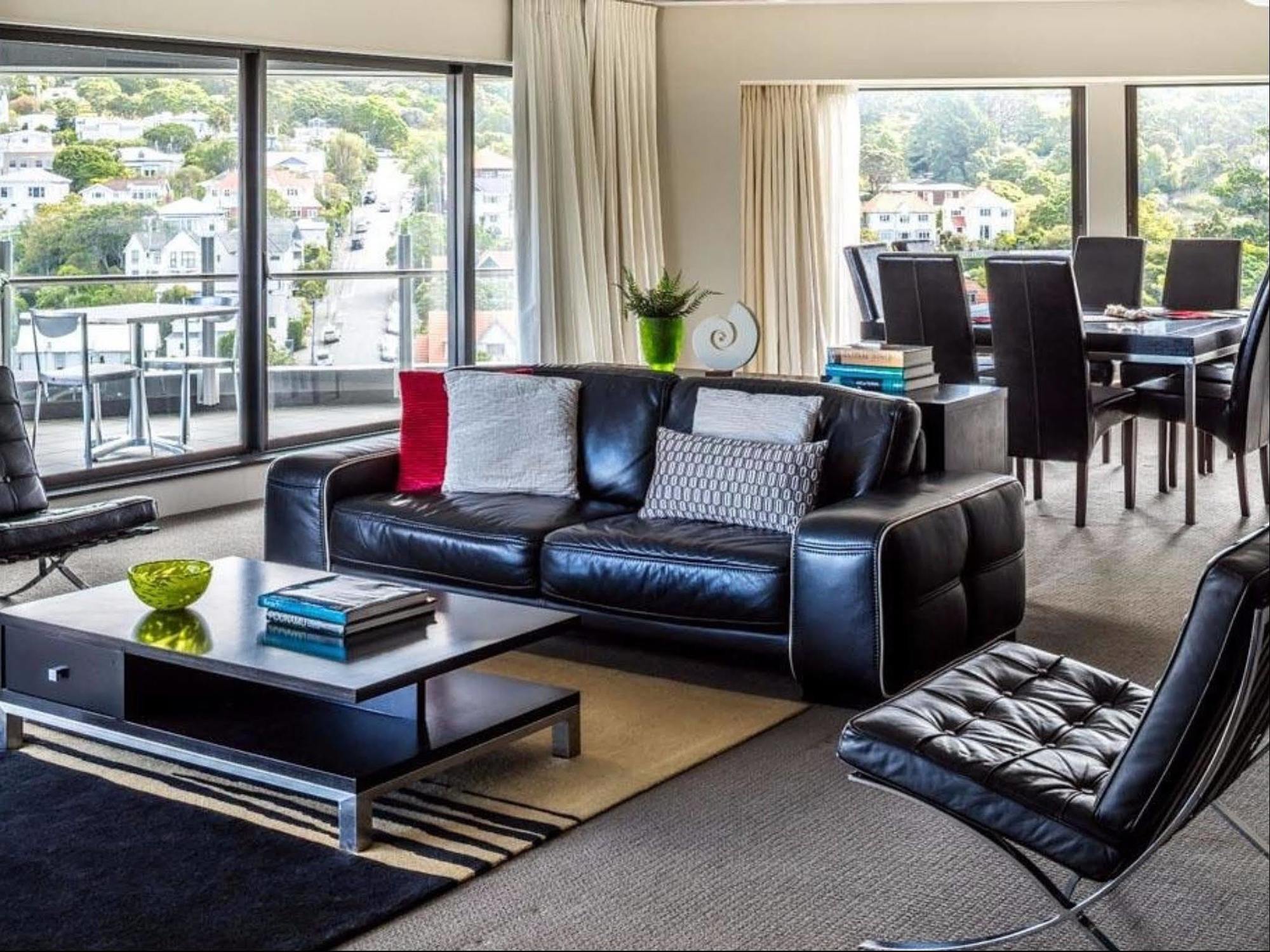 Bolton Hotel Wellington Exterior foto A living room in a typical apartment